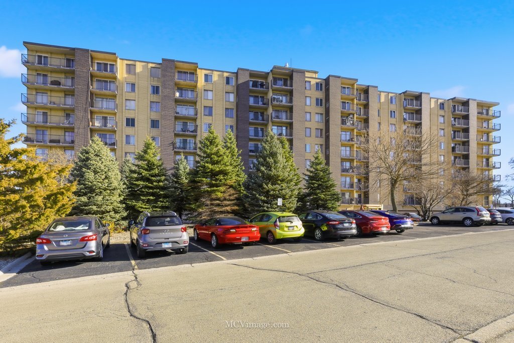 5400 Walnut Avenue #208, Downers Grove, IL 60515