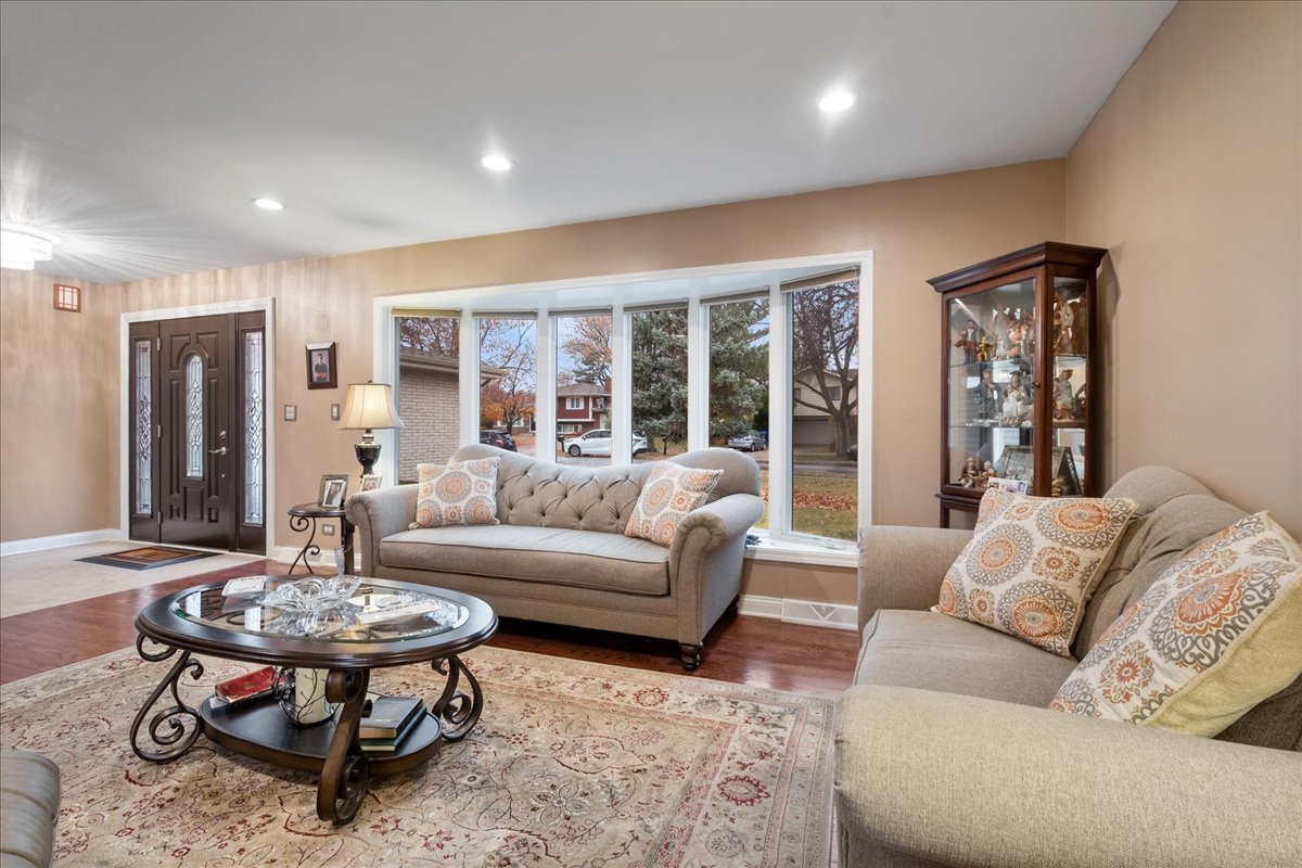 731 HIGHPOINT Court, Schaumburg, IL 60193