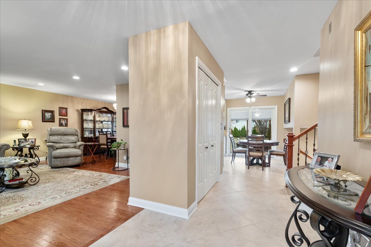 731 HIGHPOINT Court, Schaumburg, IL 60193