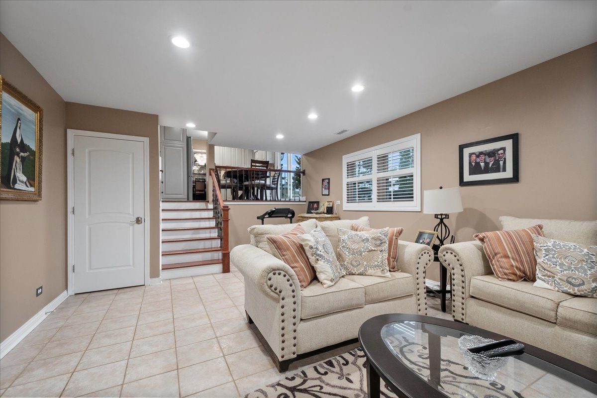 731 HIGHPOINT Court, Schaumburg, IL 60193