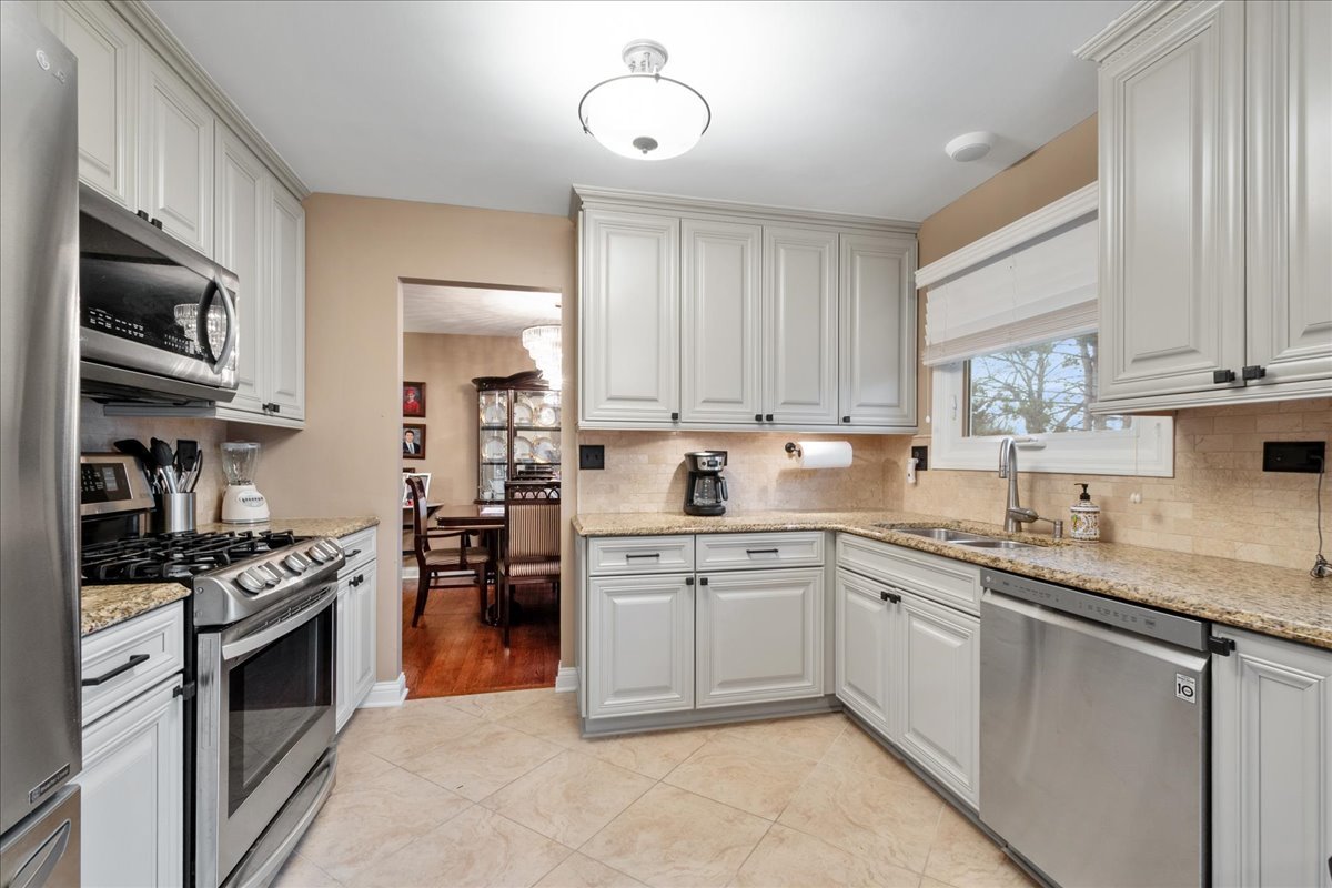 731 HIGHPOINT Court, Schaumburg, IL 60193