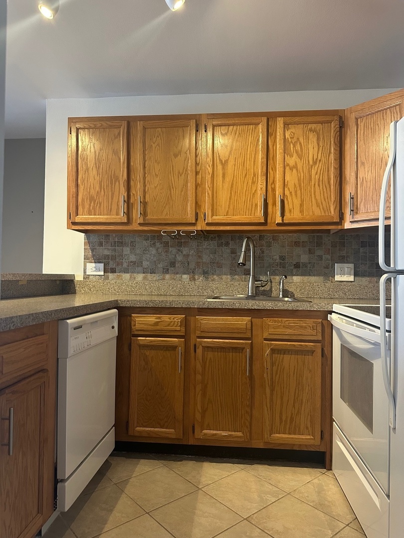 5830 Oakwood Drive #3H, Lisle, IL 60532