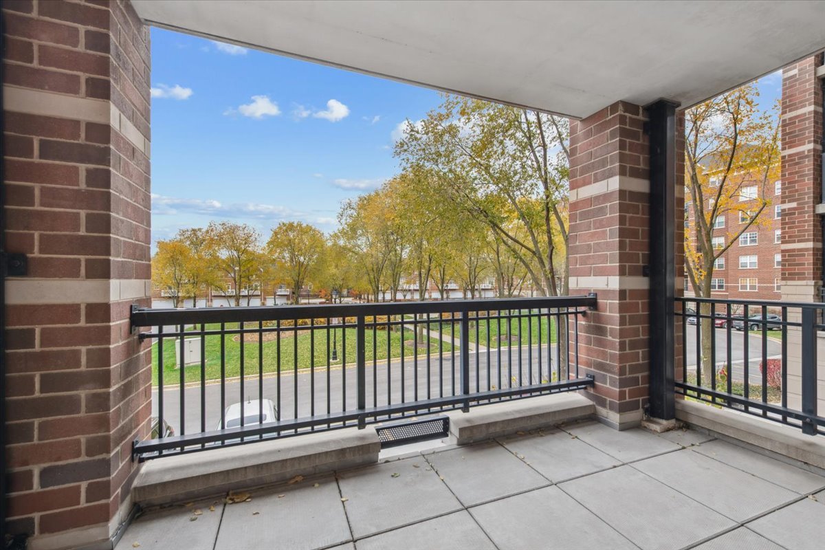 440 W Mahogany Court #203, Palatine, IL 60067