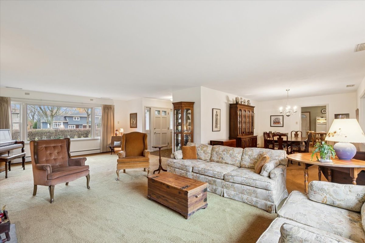 223 S Glendale Avenue, Barrington, IL 60010