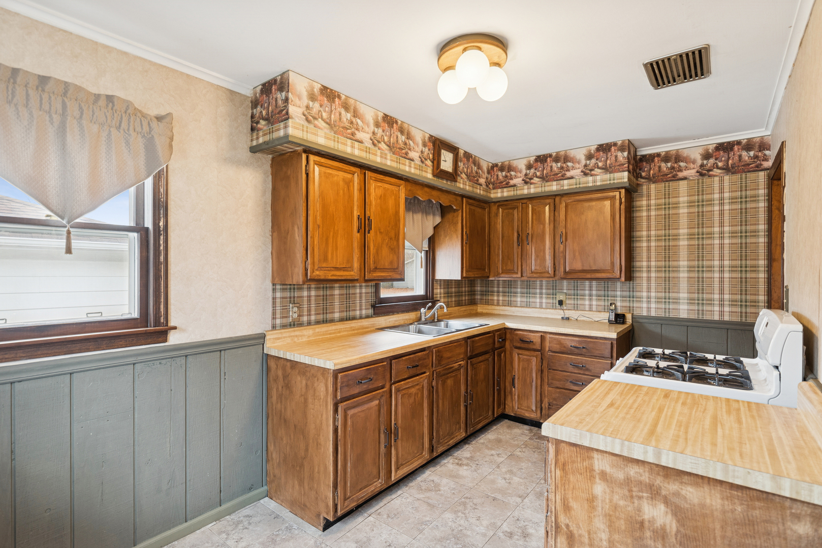 101 Mckinley Avenue, Lake Villa, IL 60046