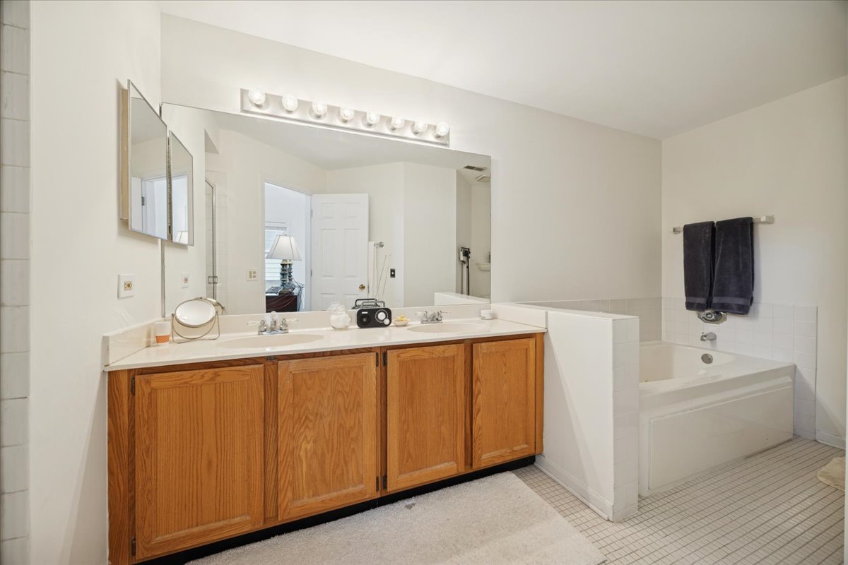 11438 Ashley Woods Drive, Westchester, IL 60154