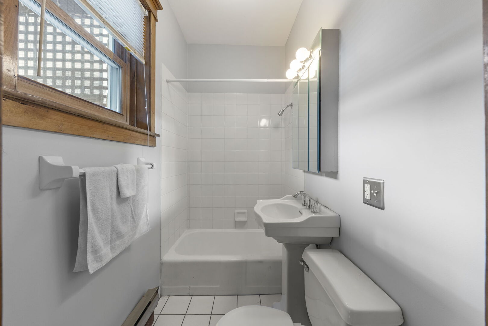 1433 W Rosemont Avenue #1W, Chicago, IL 60660