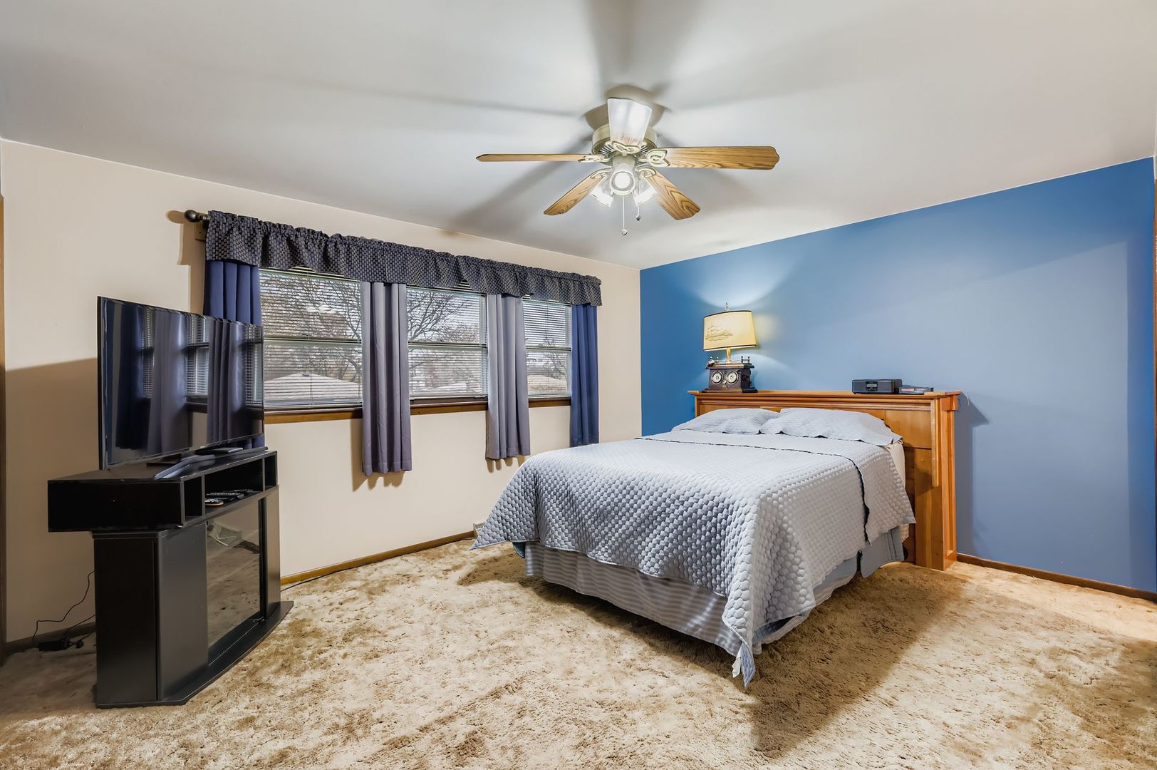 517 E Weathersfield Way, Schaumburg, IL 60193