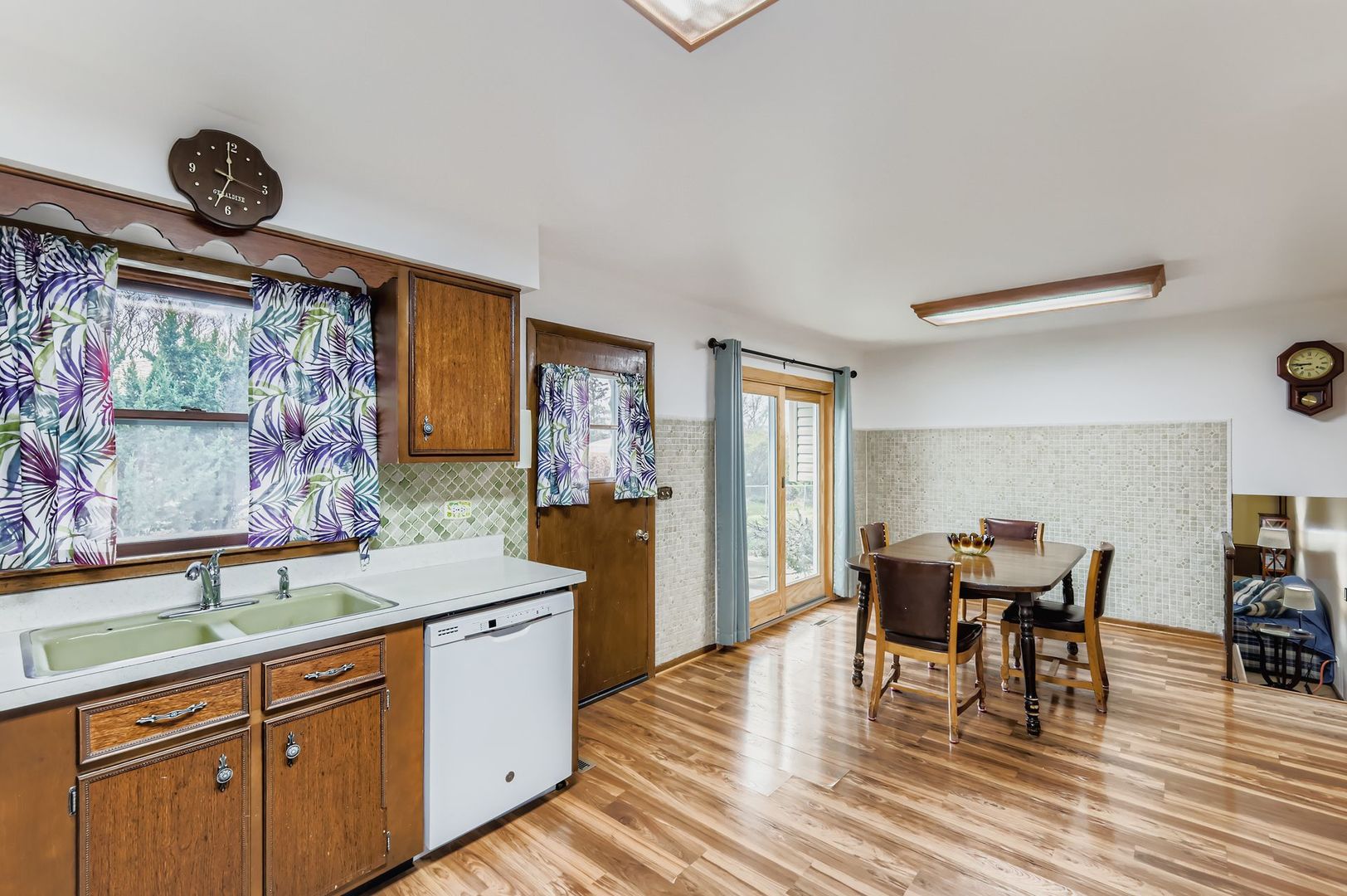 517 E Weathersfield Way, Schaumburg, IL 60193