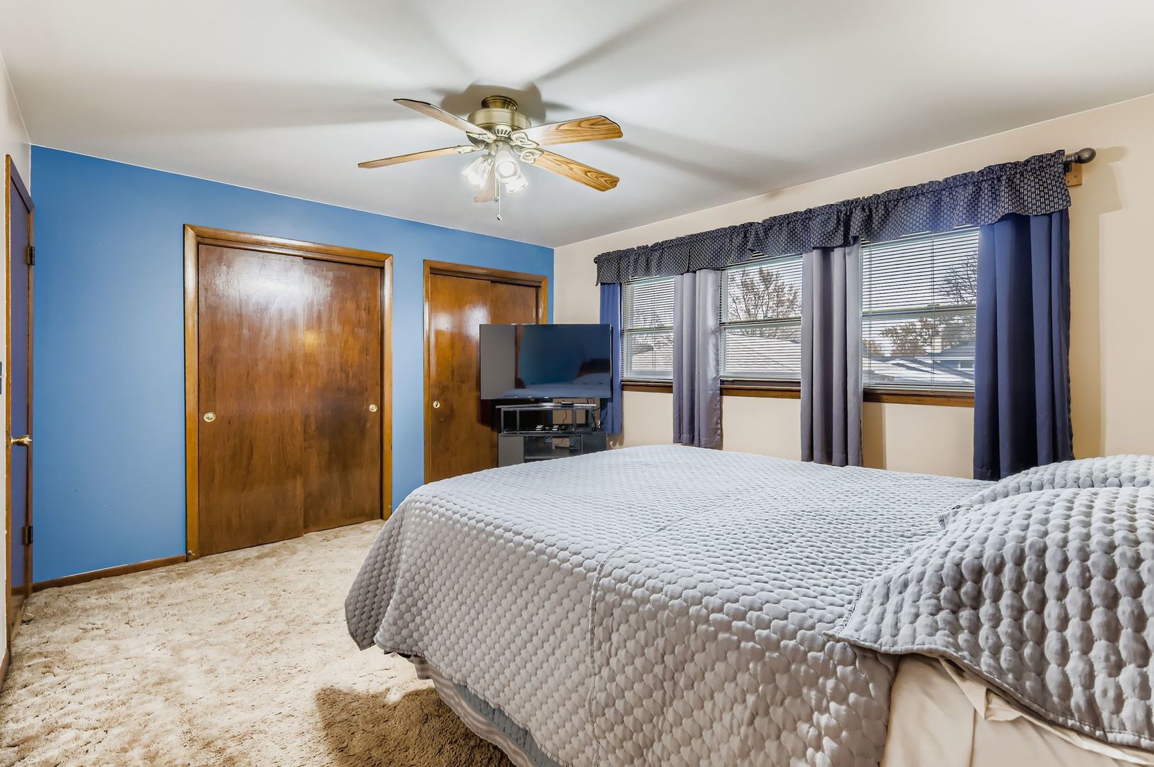 517 E Weathersfield Way, Schaumburg, IL 60193