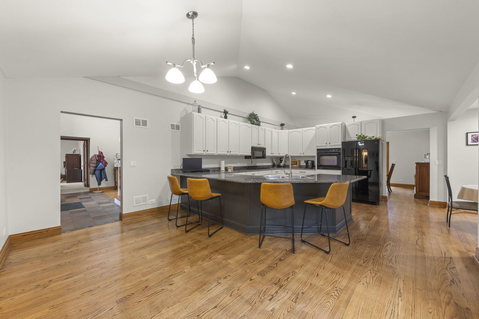 393 E 16th Place, Lombard, IL 60148