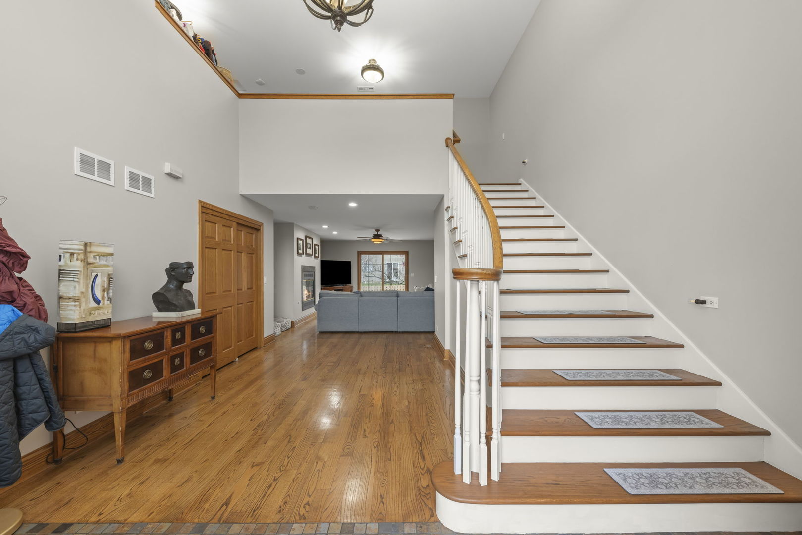 393 E 16th Place, Lombard, IL 60148