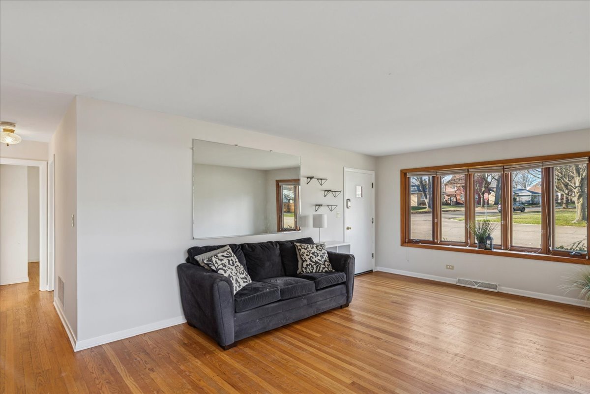 281 N Shaddle Avenue, Mundelein, IL 60060