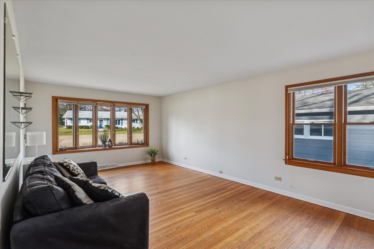 281 N Shaddle Avenue, Mundelein, IL 60060