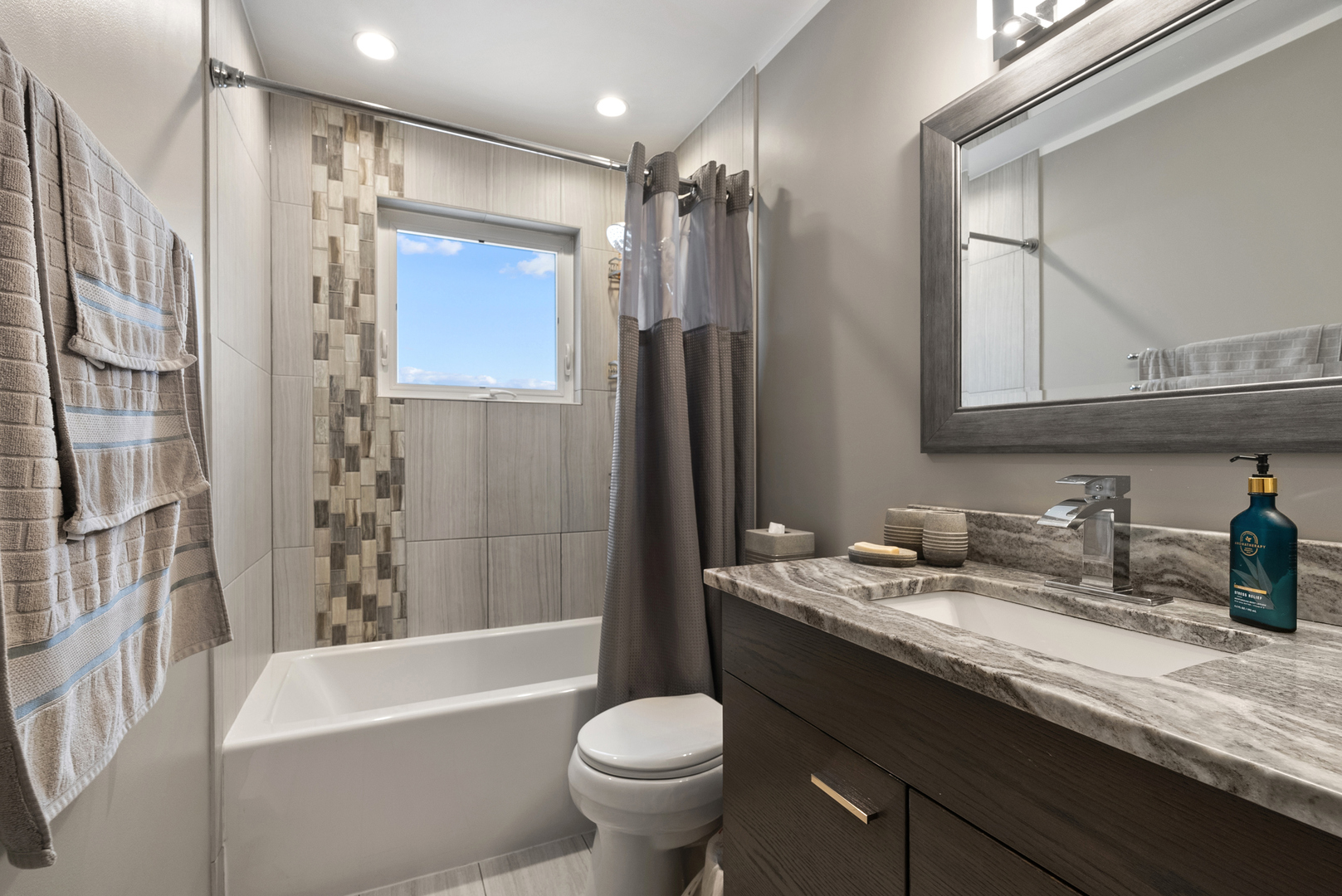 8232 S Ferdinand Avenue, Bridgeview, IL 60455