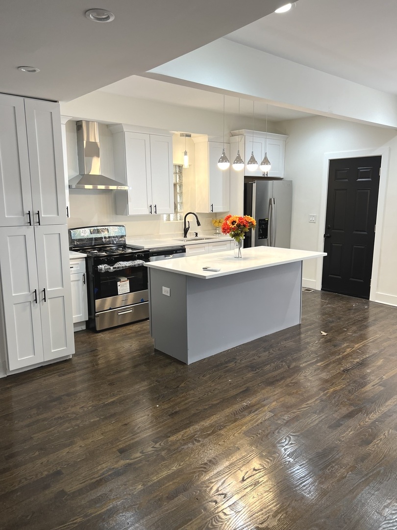 6553 S Eberhart Avenue, Chicago, IL 60637