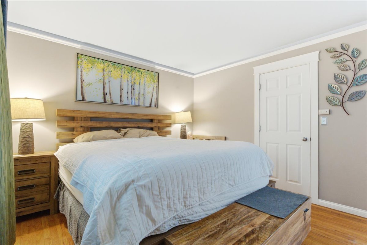 2105 Sprucewood Lane, Lindenhurst, IL 60046