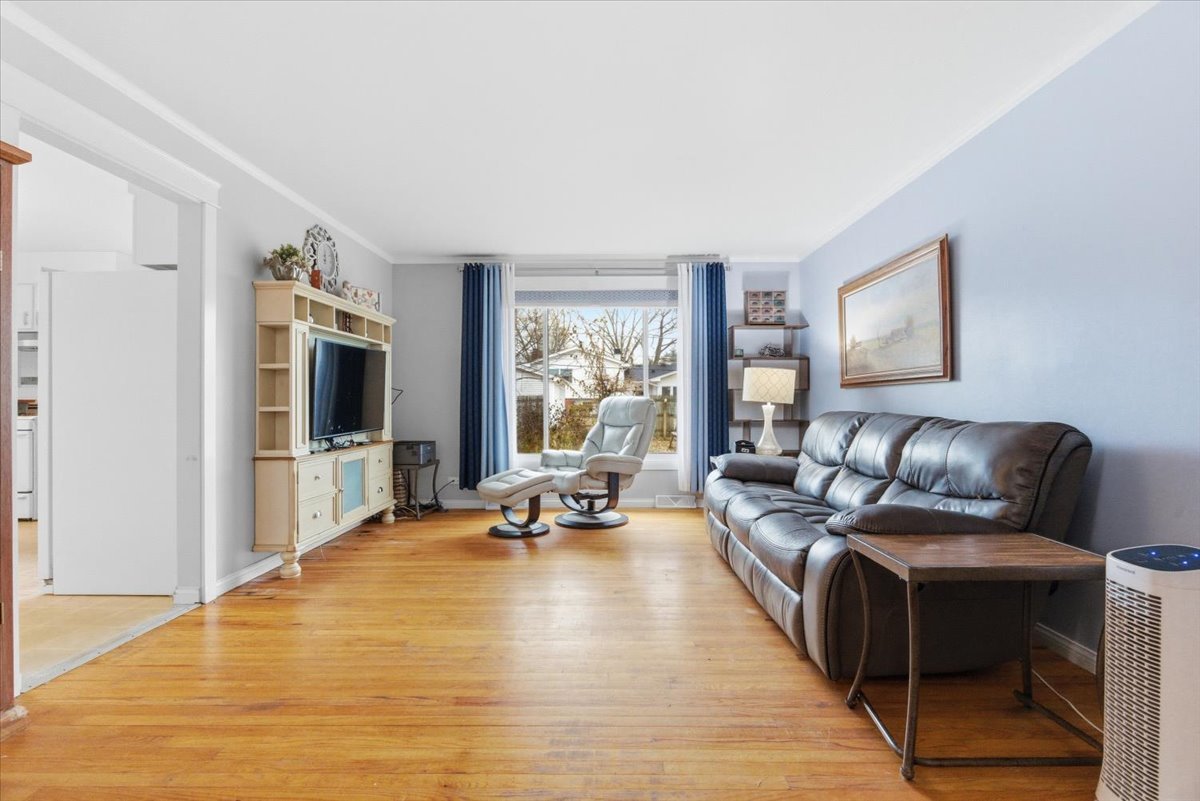 2105 Sprucewood Lane, Lindenhurst, IL 60046