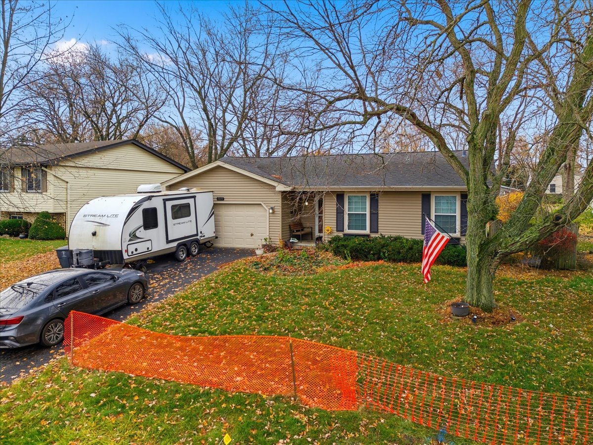 2105 Sprucewood Lane, Lindenhurst, IL 60046