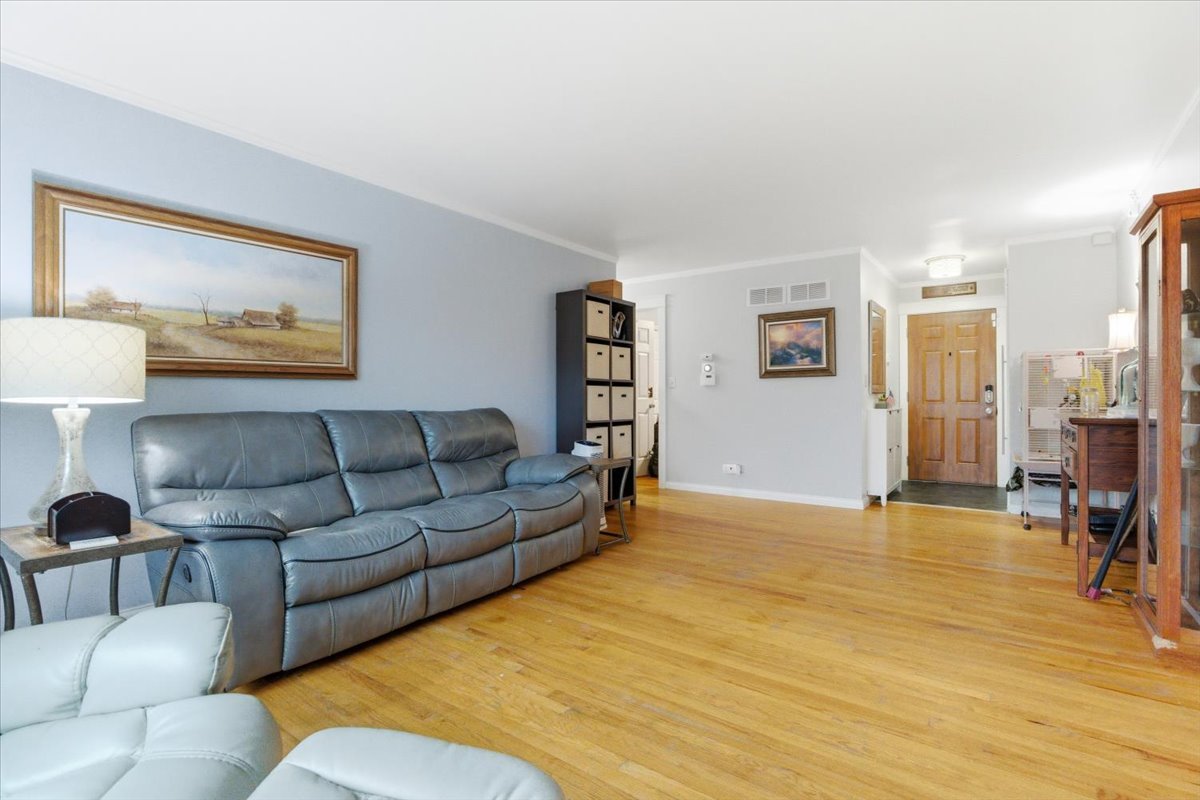 2105 Sprucewood Lane, Lindenhurst, IL 60046