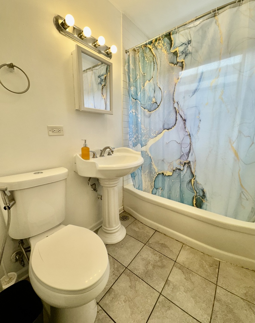 6531 N Hoyne Avenue #2S, Chicago, IL 60645