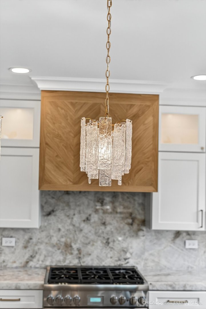 9427 Falling Waters Drive, Burr Ridge, IL 60527