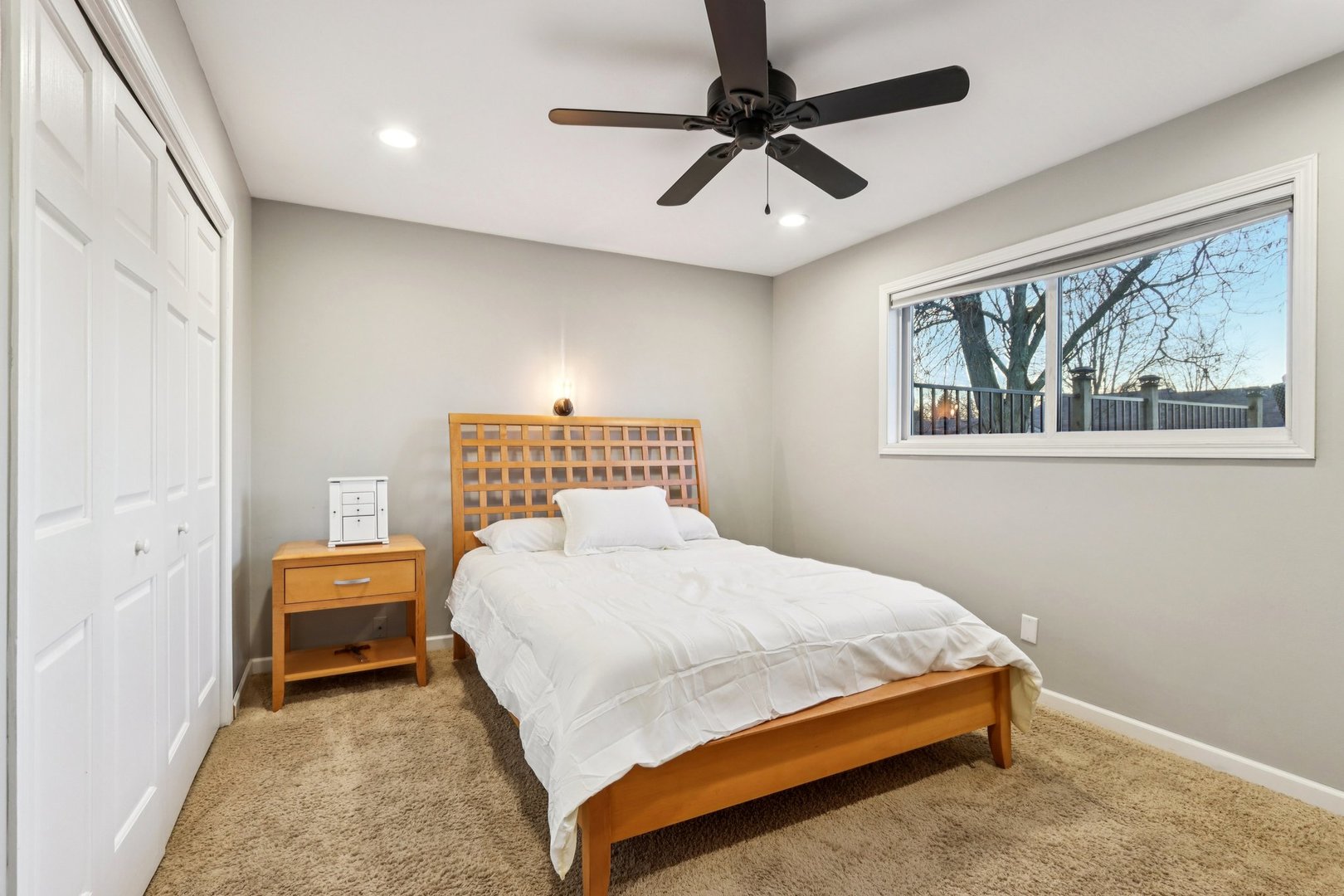 220 Larchwood Lane, North Aurora, IL 60542