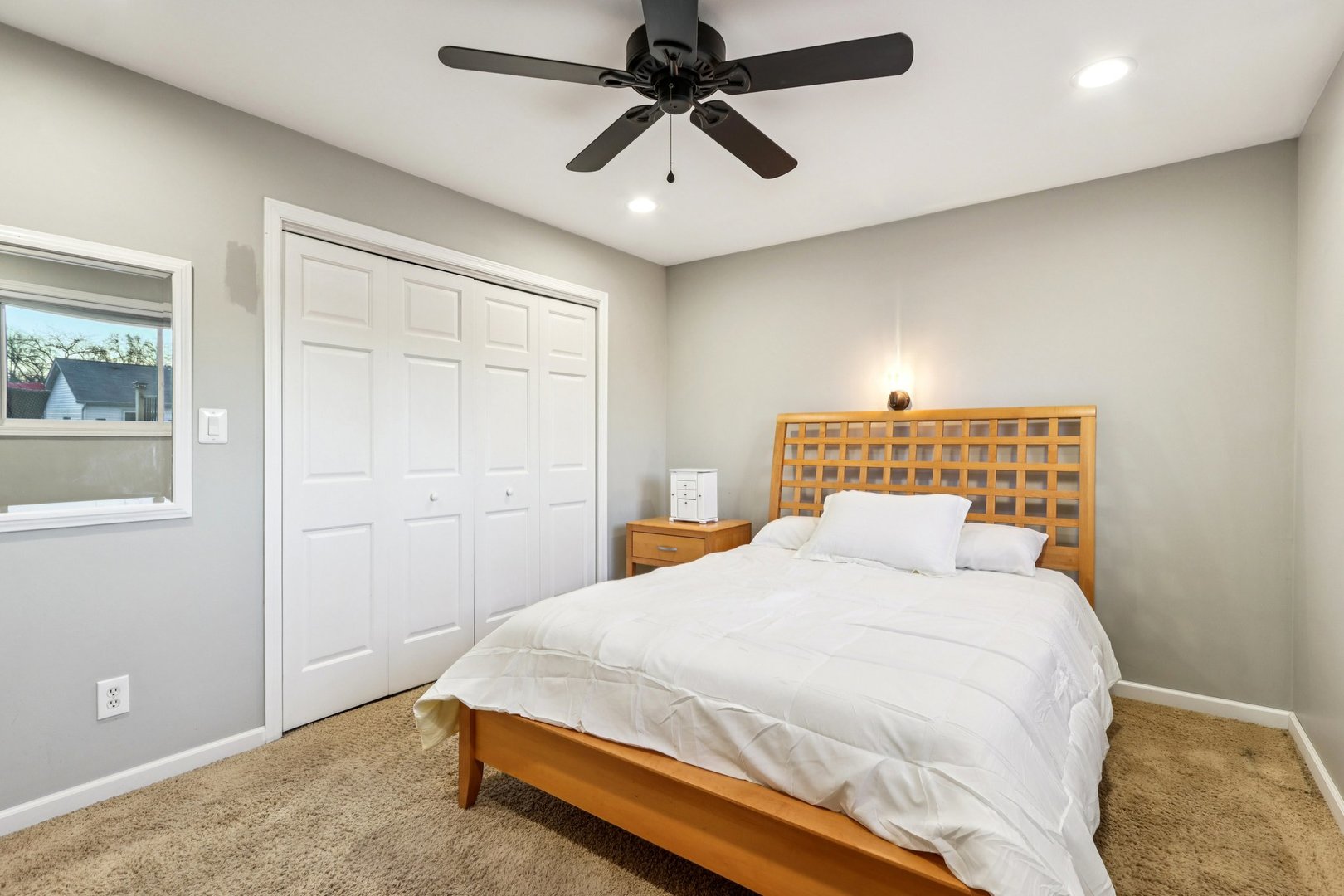 220 Larchwood Lane, North Aurora, IL 60542