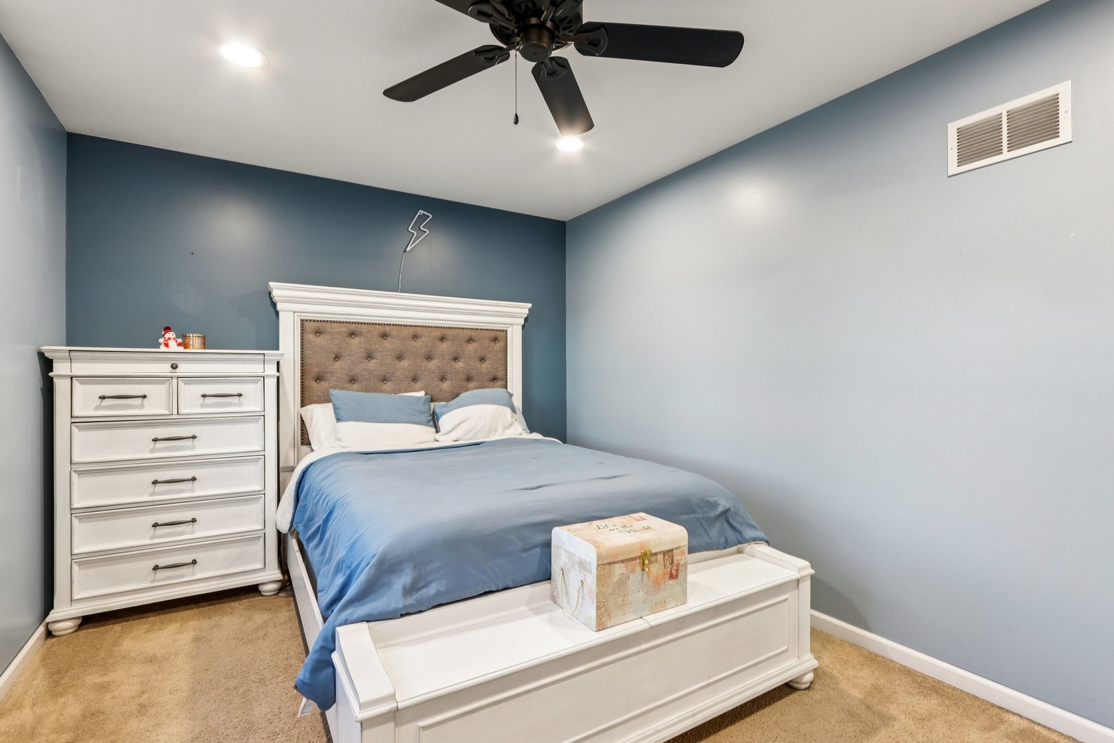 220 Larchwood Lane, North Aurora, IL 60542