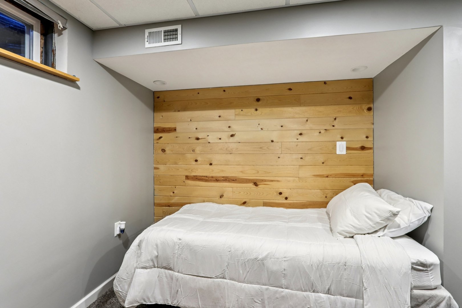 220 Larchwood Lane, North Aurora, IL 60542