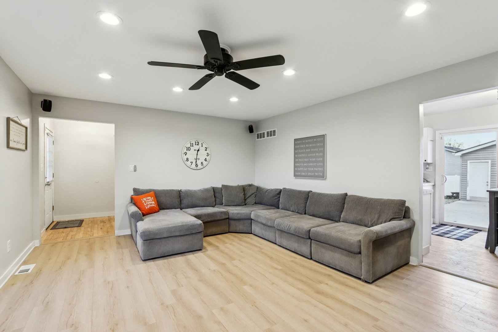 220 Larchwood Lane, North Aurora, IL 60542