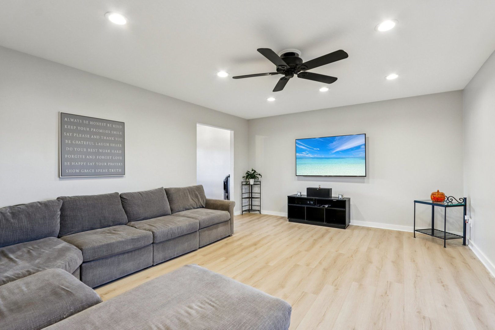 220 Larchwood Lane, North Aurora, IL 60542