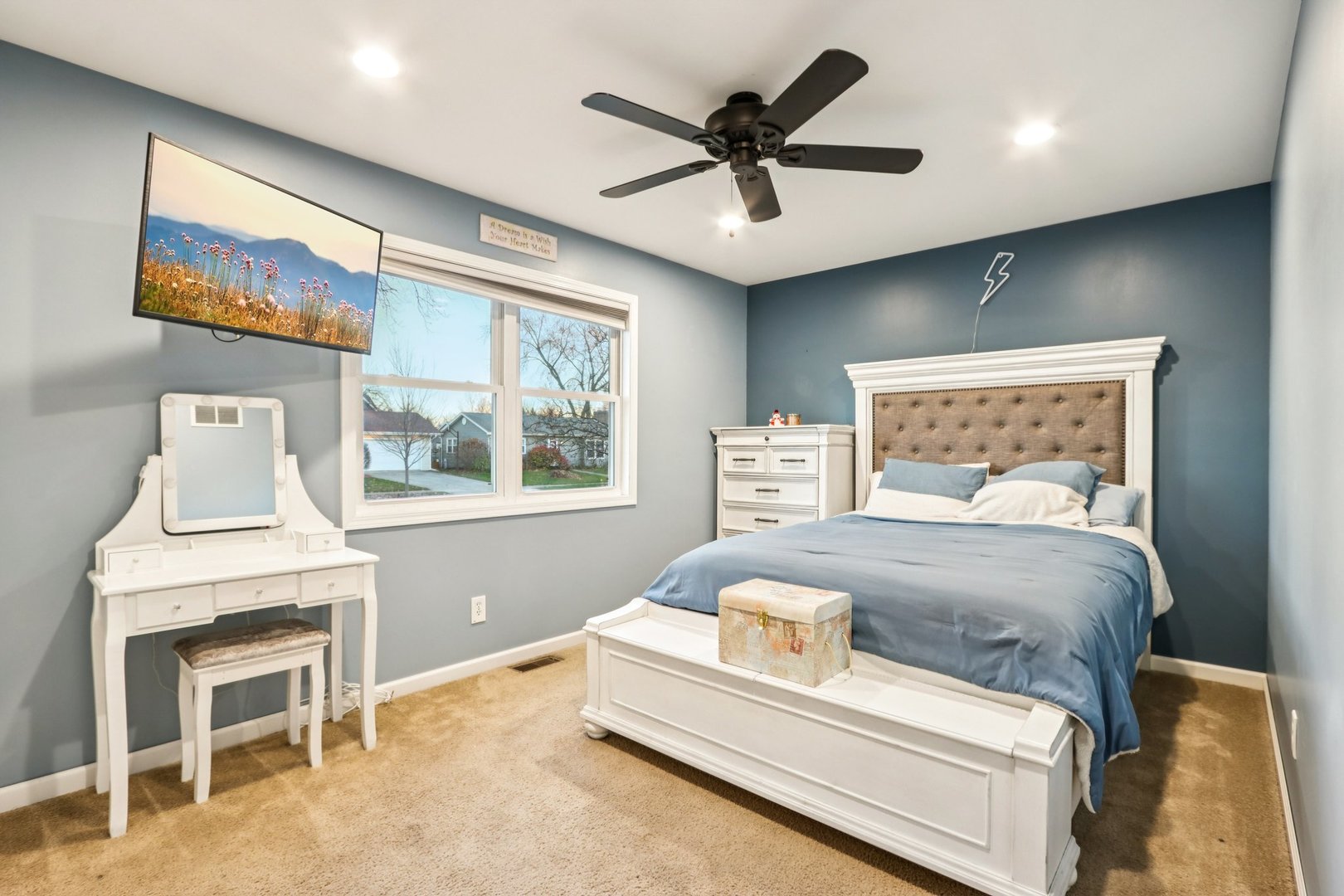 220 Larchwood Lane, North Aurora, IL 60542