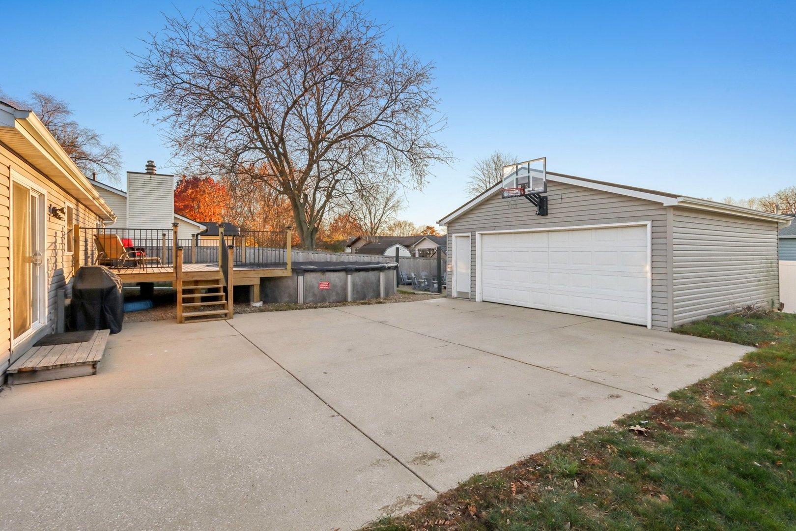 220 Larchwood Lane, North Aurora, IL 60542