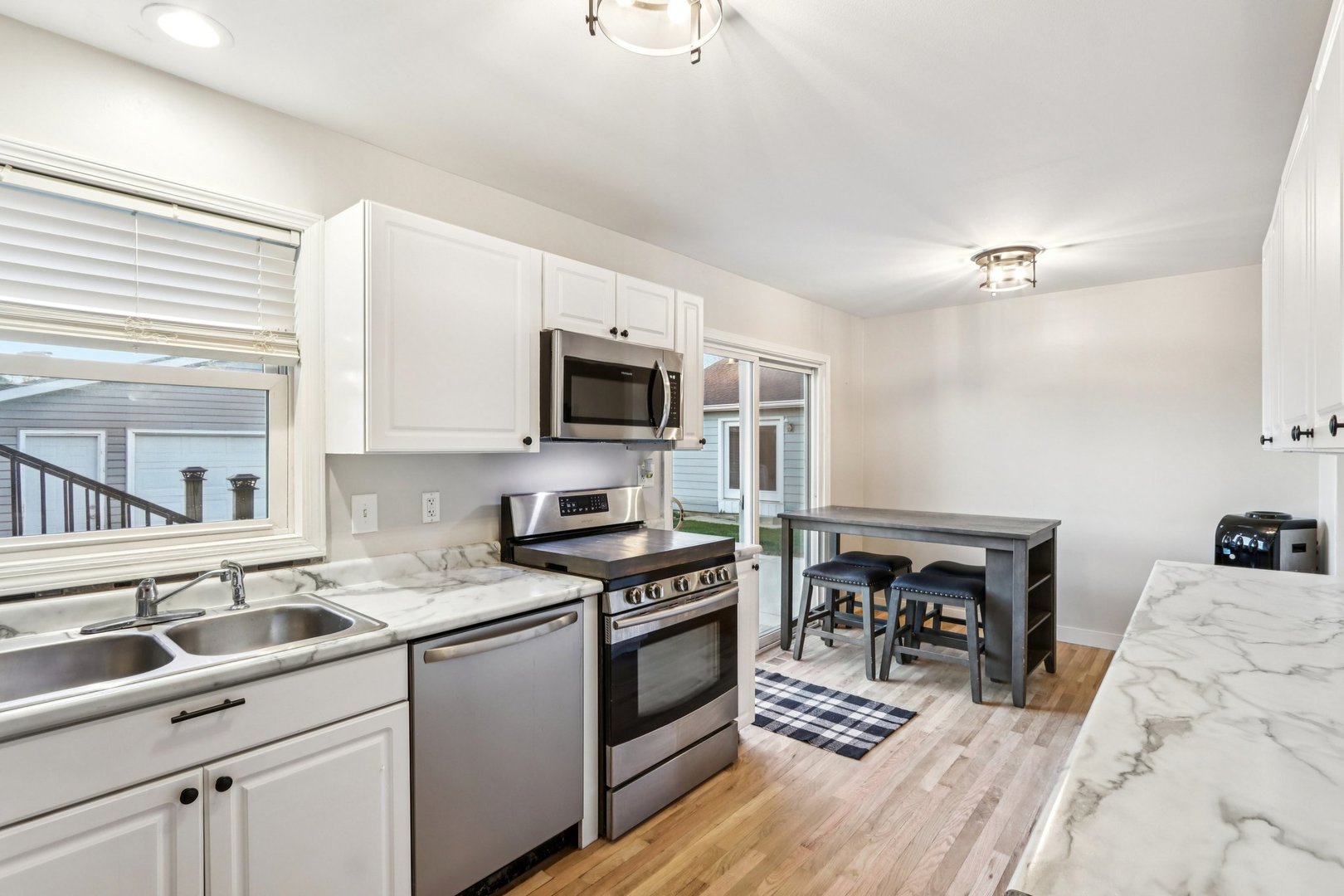 220 Larchwood Lane, North Aurora, IL 60542