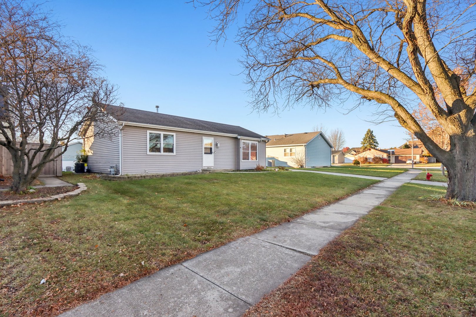 220 Larchwood Lane, North Aurora, IL 60542