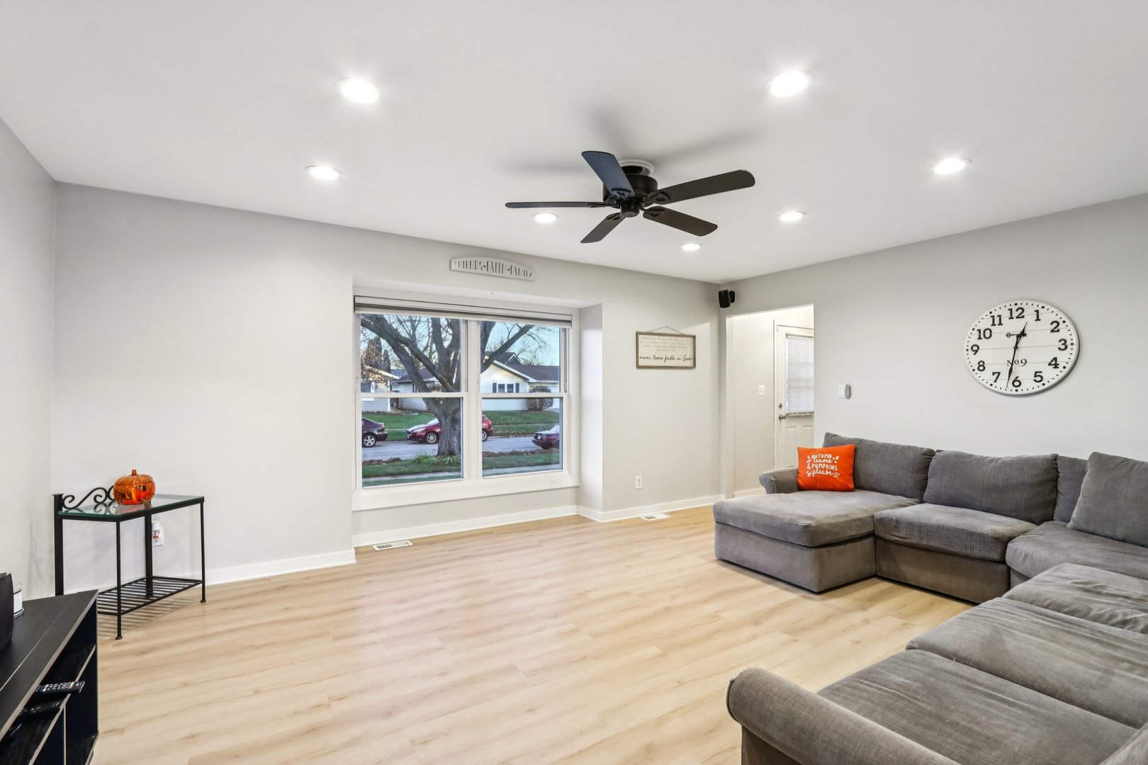 220 Larchwood Lane, North Aurora, IL 60542