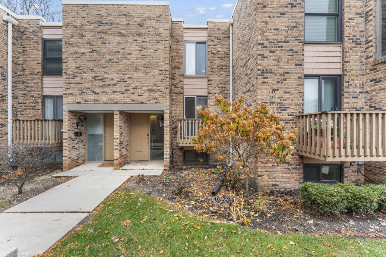 1609 Waxwing Court, Schaumburg, IL 60173
