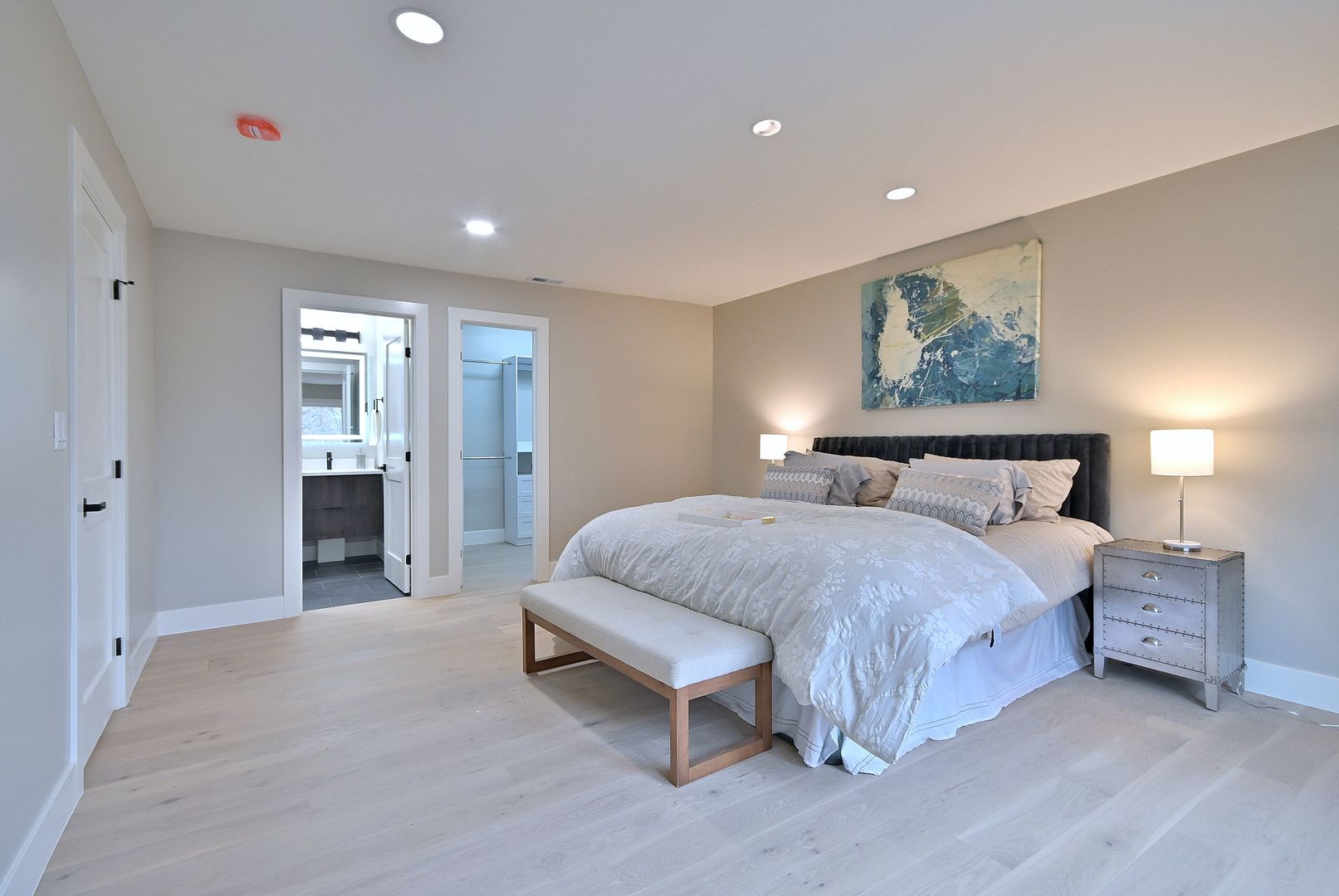 656 W Comstock Avenue, Elmhurst, IL 60126