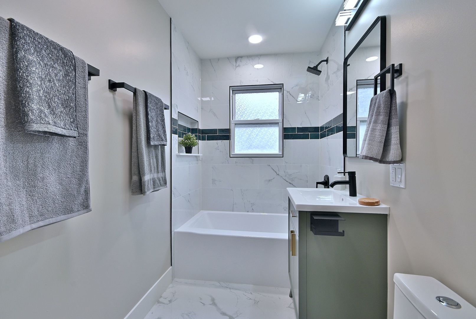 656 W Comstock Avenue, Elmhurst, IL 60126