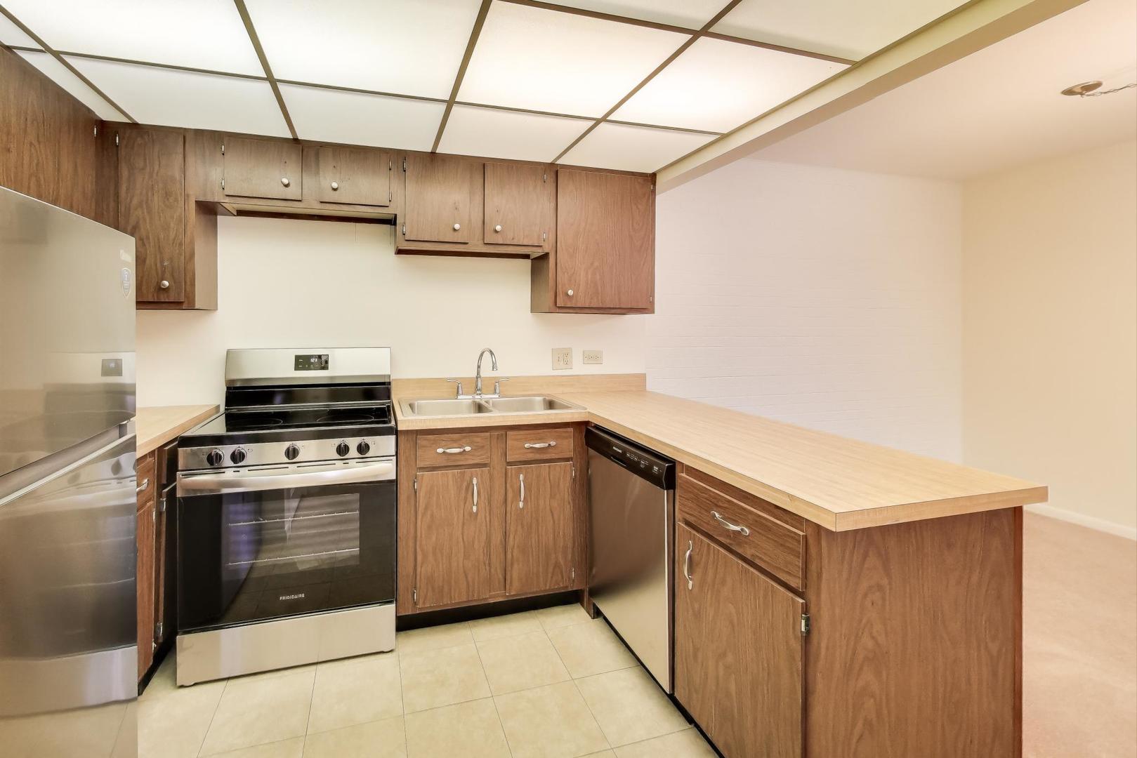 75 S 6th Avenue #204, La Grange, IL 60525