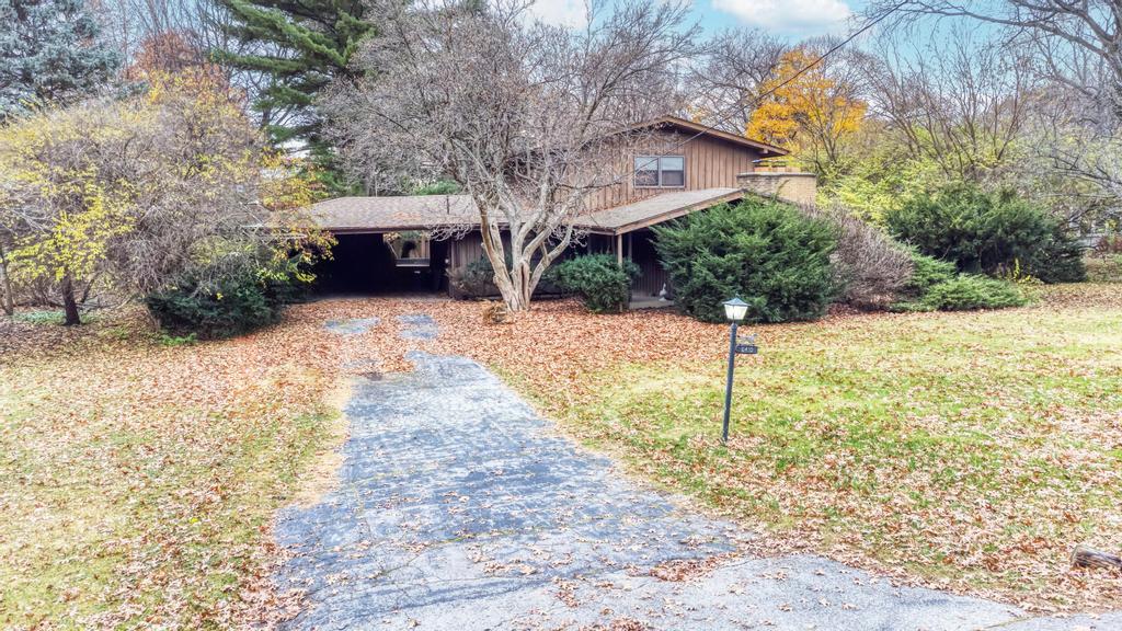 6410 Blackhawk Trail, Indian Head Park, IL 60525