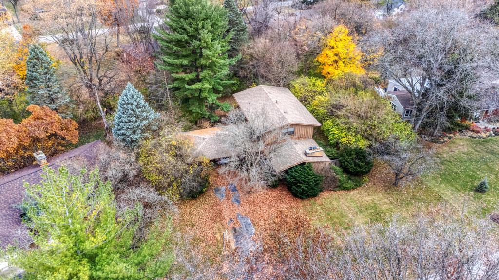 6410 Blackhawk Trail, Indian Head Park, IL 60525