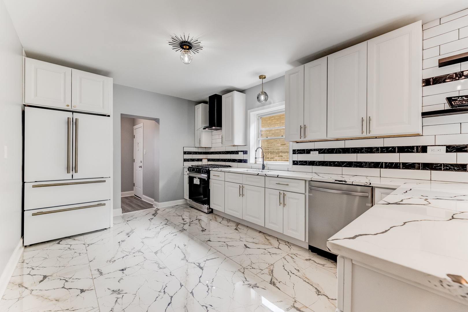 8109 S Marquette Avenue, Chicago, IL 60617