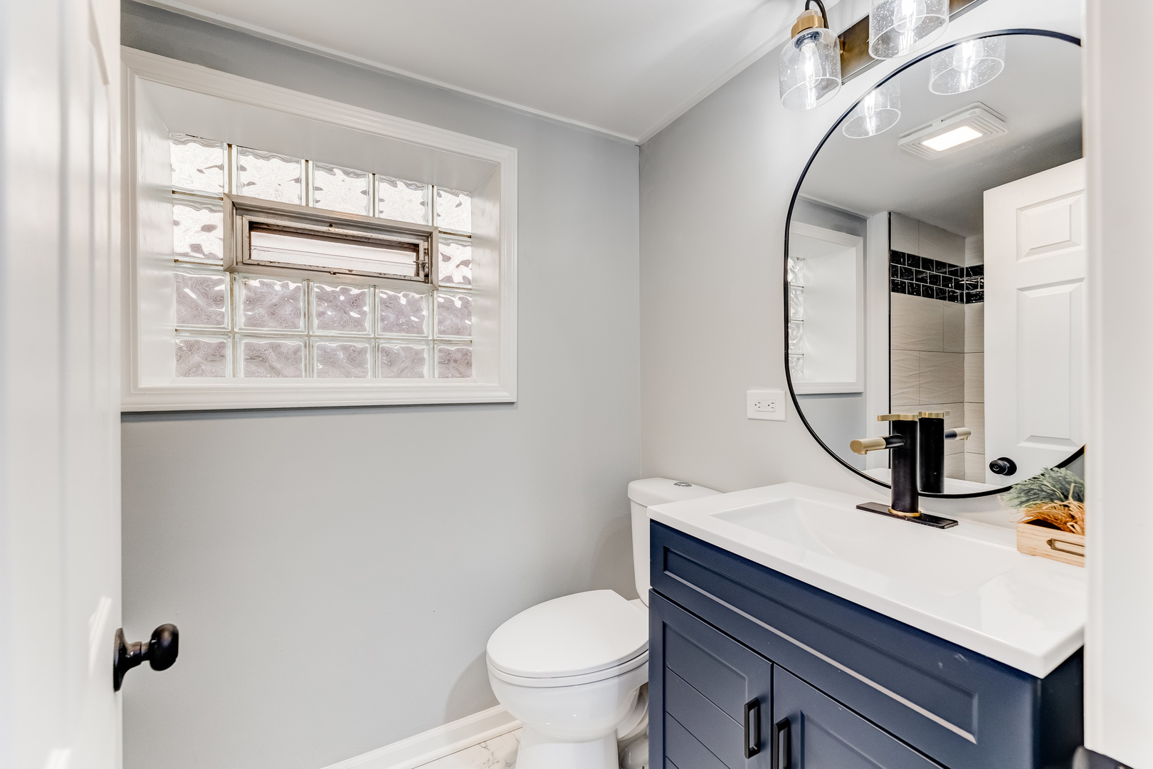 8109 S Marquette Avenue, Chicago, IL 60617