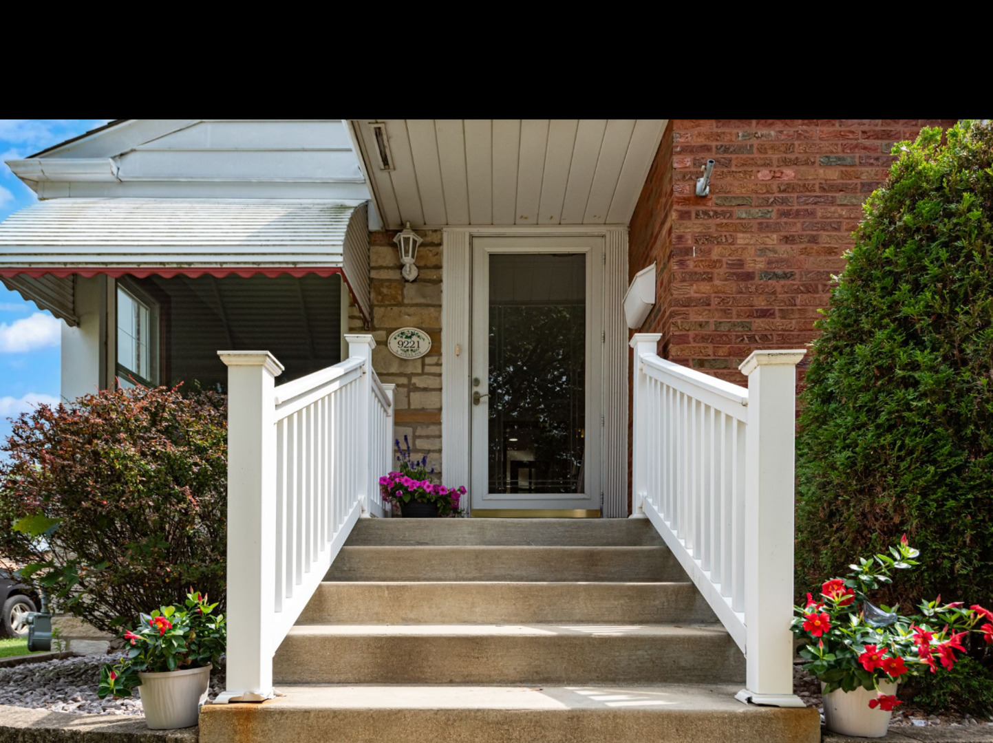 9221 S Avers Avenue, Evergreen Park, IL 60805