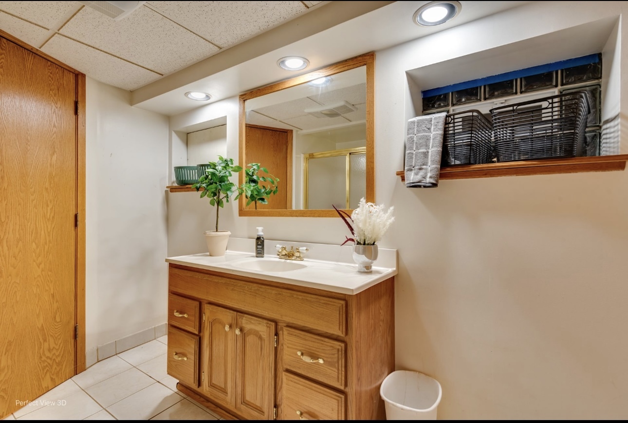 9221 S Avers Avenue, Evergreen Park, IL 60805