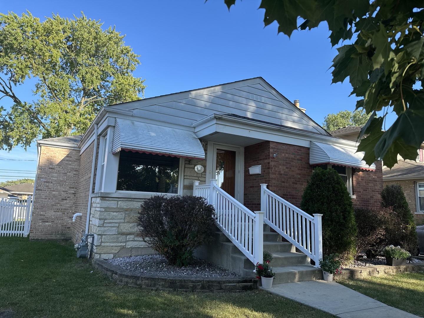 9221 S Avers Avenue, Evergreen Park, IL 60805