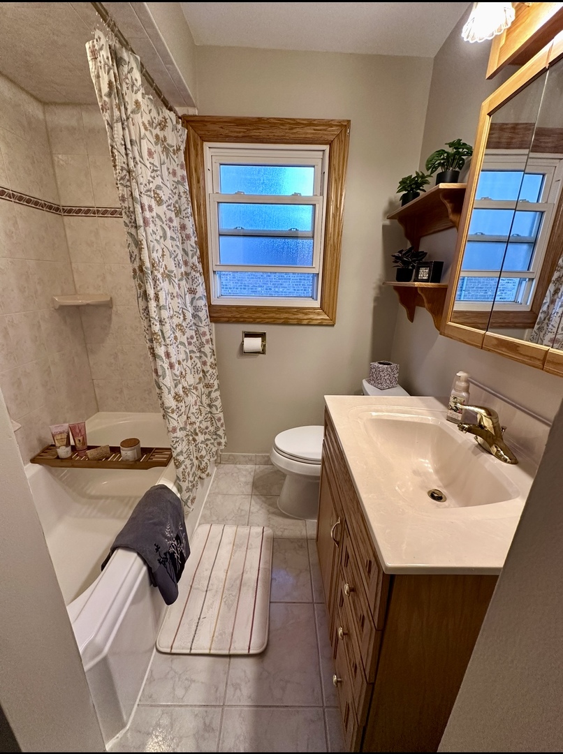 9221 S Avers Avenue, Evergreen Park, IL 60805