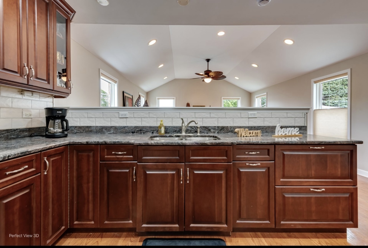 9221 S Avers Avenue, Evergreen Park, IL 60805